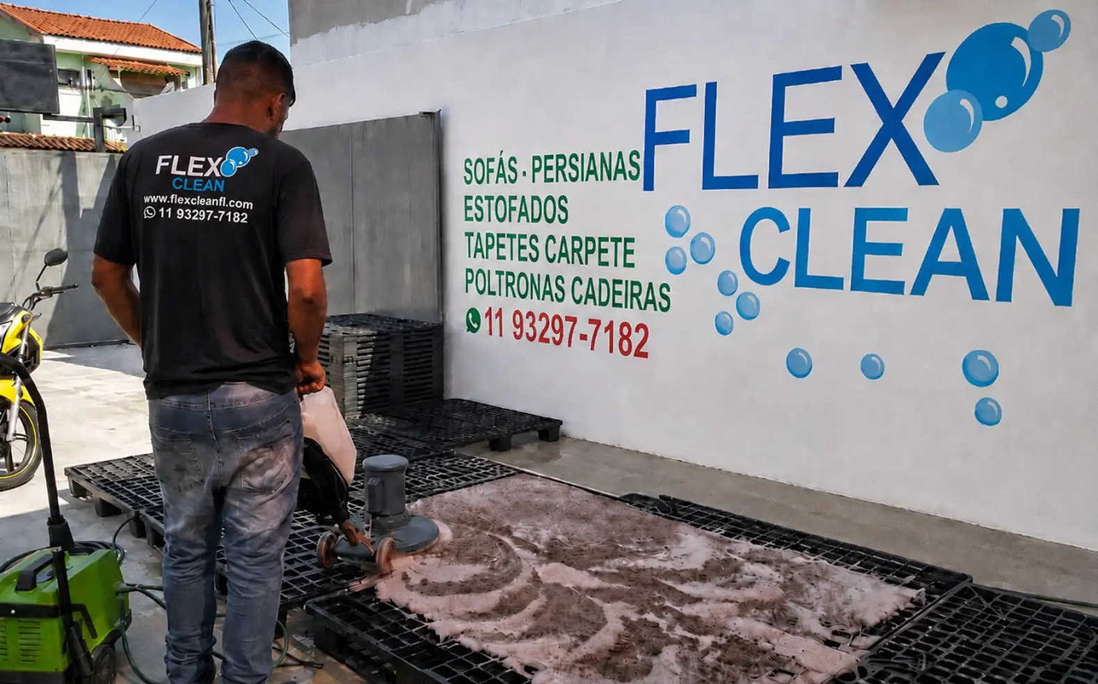 Tapete coberto de espuma ativa durante lavagem profunda na oficina da Flex Clean