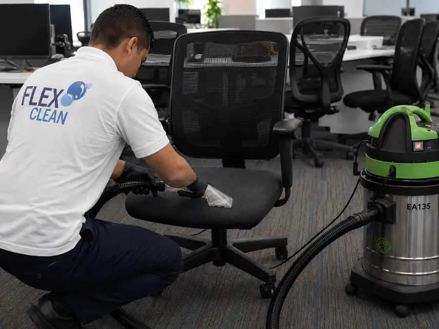 Técnico da Flex Clean limpando cadeira de escritório peça por peça