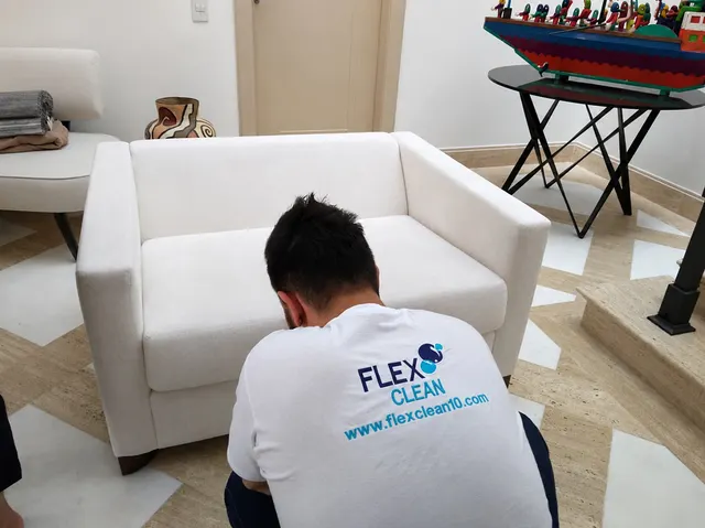 Sofá branco recém-higienizado pela Flex Clean, com cheiro de limpo