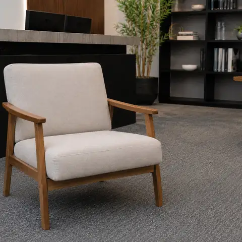 Poltrona estofada limpa e com aparência de nova após higienização da Flex Clean