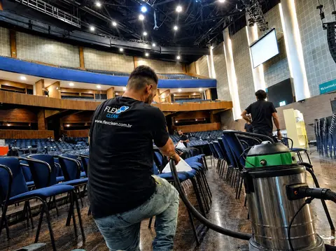 Equipe Flex Clean higienizando poltronas de auditório, removendo ácaros e bactérias