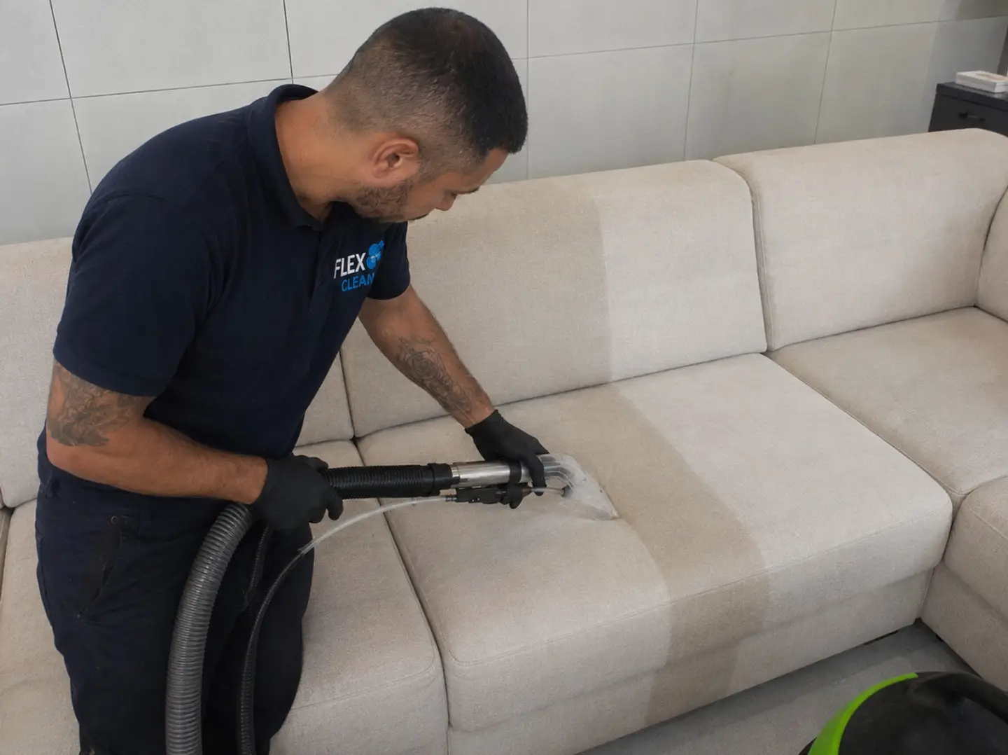 Técnico da Flex Clean fazendo a limpeza profunda de um sofá encardido com extração a domicílio