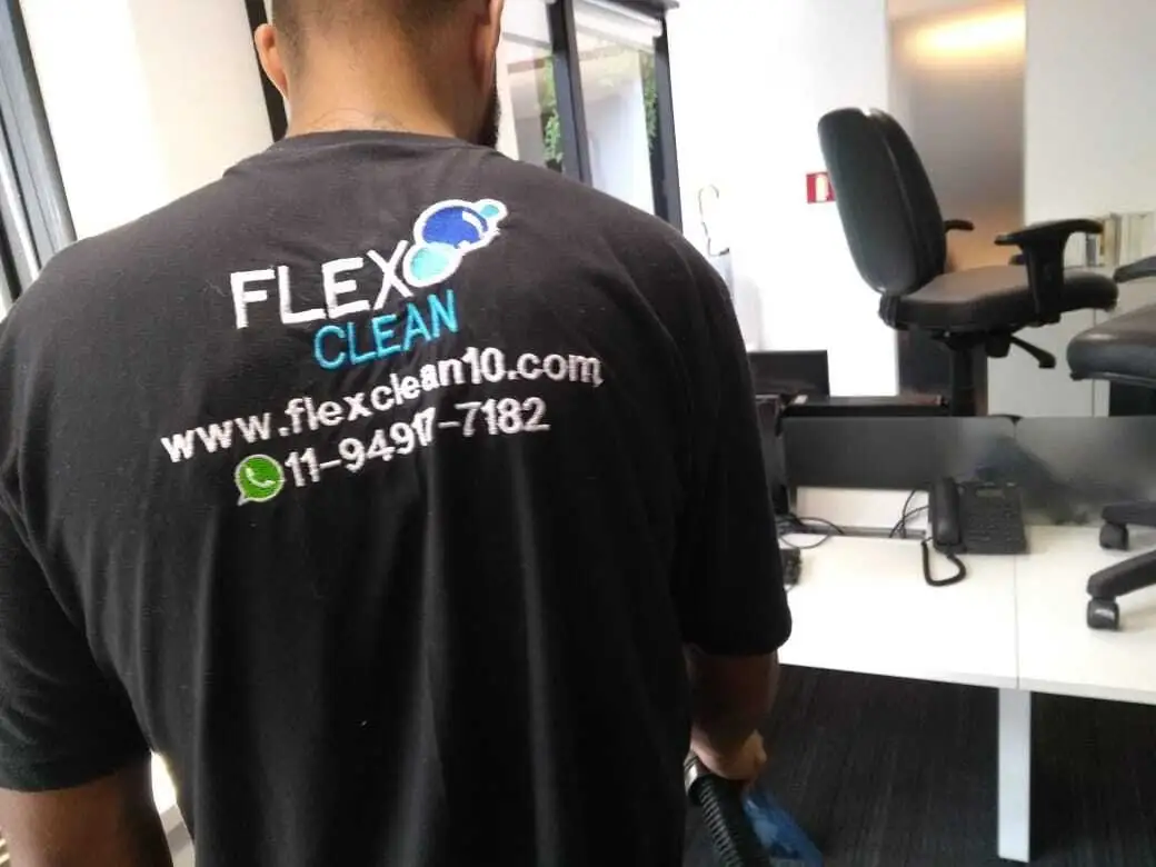 Técnico uniformizado da Flex Clean higienizando estofados em um escritório em São Paulo