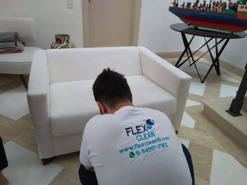 Técnico da Flex Clean fazendo a higienização de um sofá branco no domicílio do cliente em São Paulo
