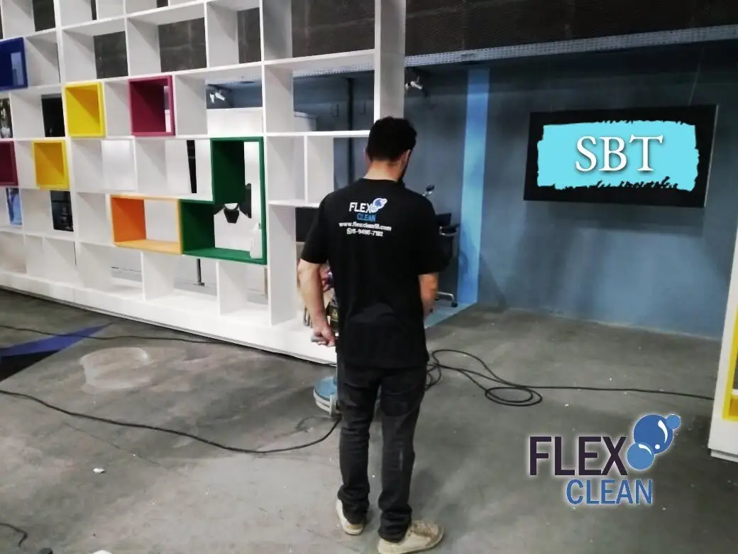 Profissional da Flex Clean realizando higienização nos estúdios do SBT